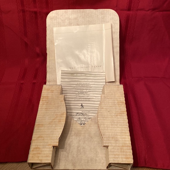 Elvis Presley: Looking at a Legend Delphi Collector Plate - 8 1/2” - Picture 6 of 7